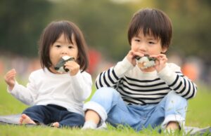 Children eating rice balls