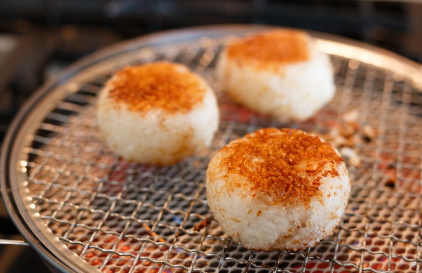 Yaki-onigiri:Dip the surface of the rice ball in miso or soy sauce and grill lightly for a deliciously savory finish.
